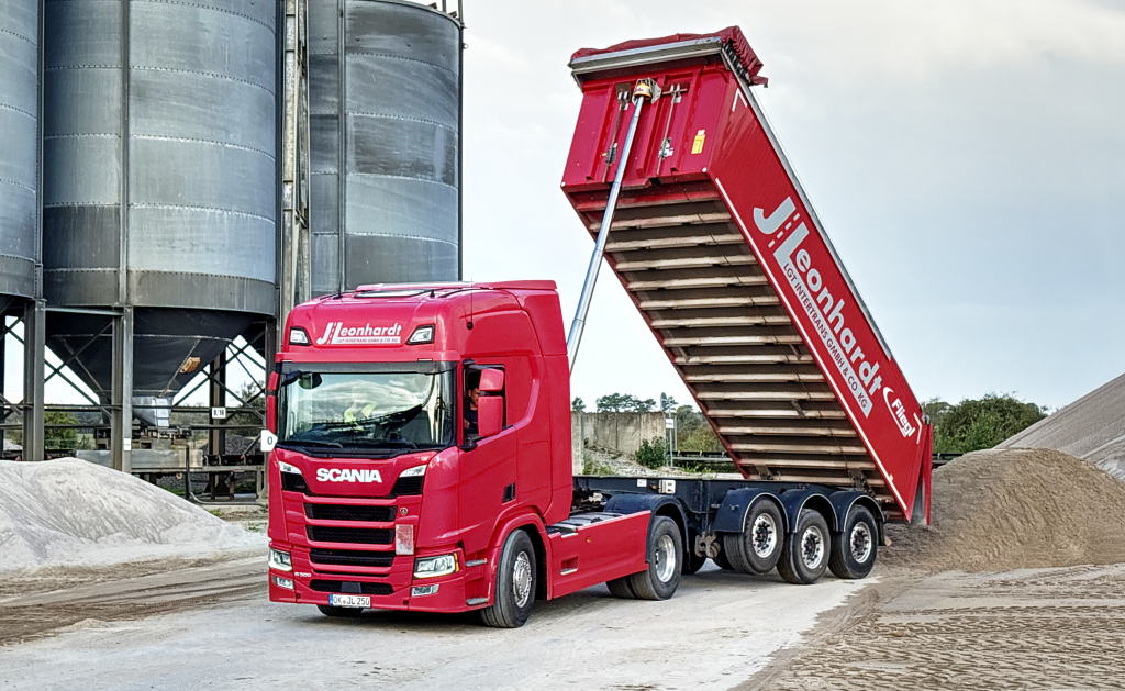 LKW kippt Sand ab